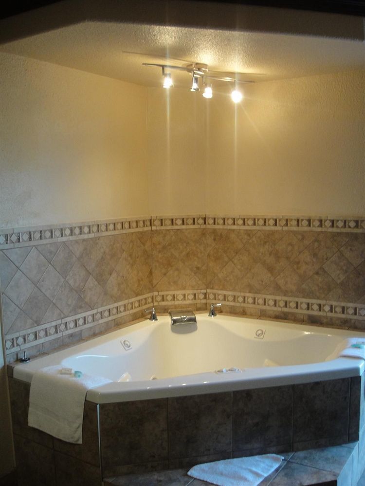 South Hutchinson Trails West Motel מראה חיצוני תמונה