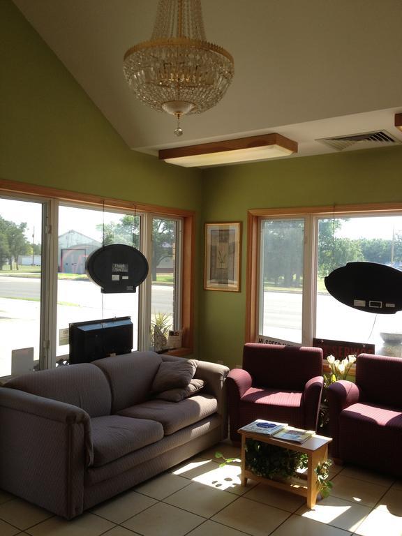 South Hutchinson Trails West Motel מראה חיצוני תמונה