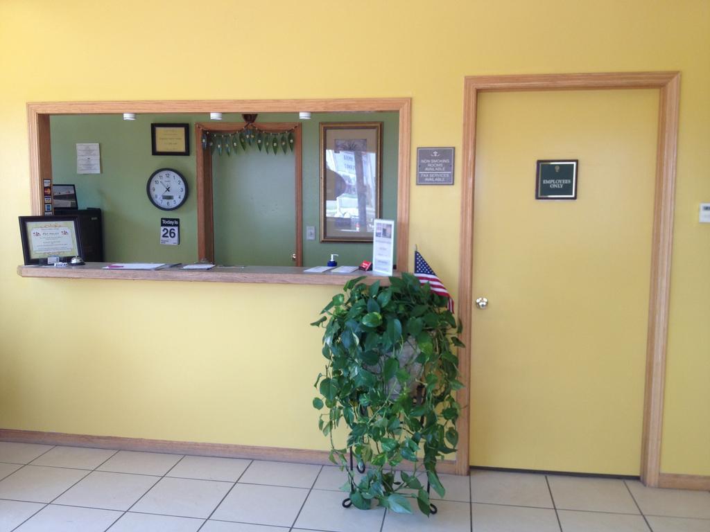 South Hutchinson Trails West Motel מראה חיצוני תמונה